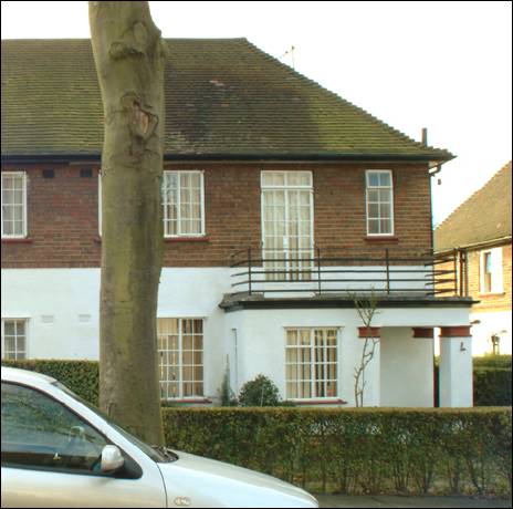 04 Hollyoake Walk